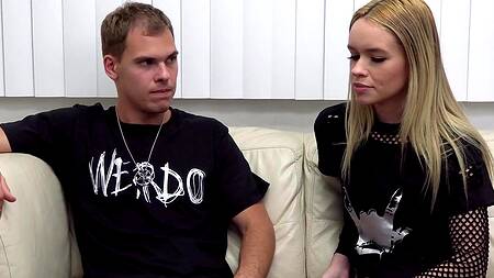 Молодая пара ебется со зрелой женщиной сексологом