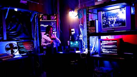 Аниматроники оживают и ебут красотку Asia Lee в два члена