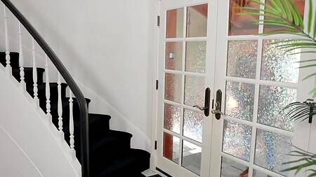 Инвестор во время деловой встречи трахает двух сучек в жопы