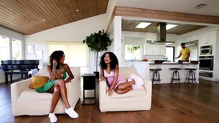 Негр с большим членом отжарил мамку девушки с волосатой пиздой