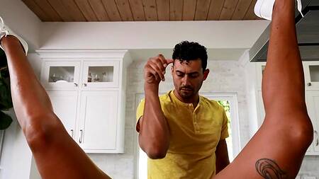 Негр с большим членом отжарил мамку девушки с волосатой пиздой