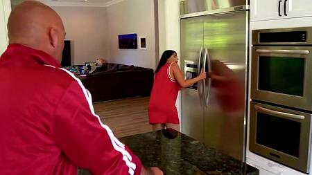 Хватит подслушивать секс, пора соблазнять отчима на еблю