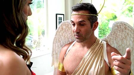 Мужик ангел трахает красотку демона в красном белье