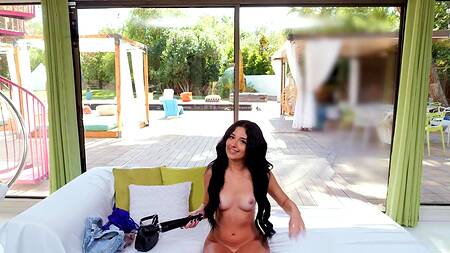 Милая Vanessa Marie на кастинге кончает от вибратора и трахается