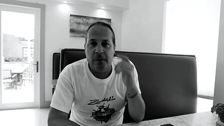 Рыжая официантка на смене трахается с посетителем