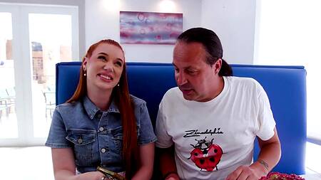 Рыжая официантка на смене трахается с посетителем