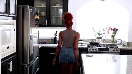 Рыжая негритянка заправила кровать и отдалась белому другу