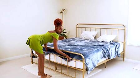 Рыжая негритянка заправила кровать и отдалась белому другу