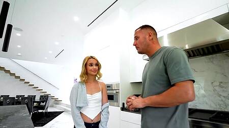 Стройная Khloe Kingsley занимается домашними делами во время секса