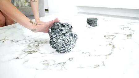 Стройная Khloe Kingsley занимается домашними делами во время секса