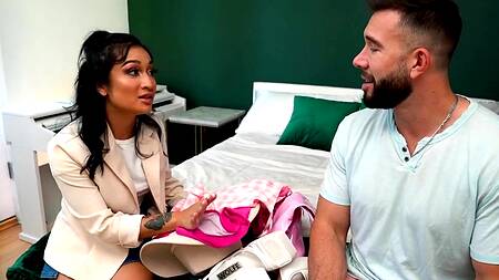 Подруга просит оценить её луки и предлагает секс