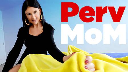 Мачеха сосет член на кухне и дает в бритую пизду