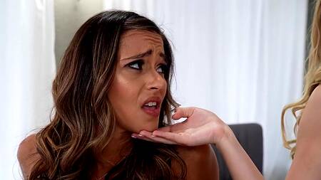 Падчерица надевает на мачеху наручники во время ЖМЖ