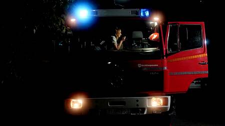 Пожарный после смены страстно ебет девку черным членом