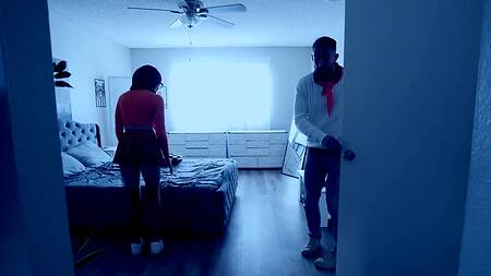 Велма в очках трахается в Фредом во время расследования