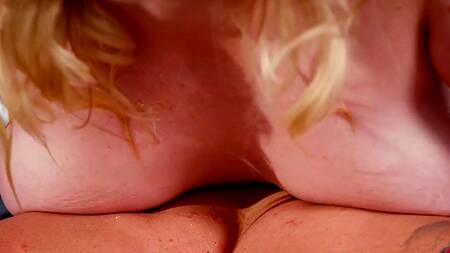 Впервые приходит на эротический массаж и трахает массажистку