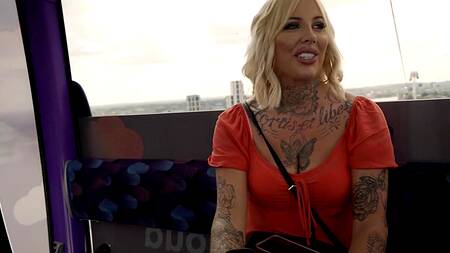 Повел милфу на свидание и страстно её выебал в отеле