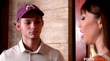 Курьер за чаевые страстно ебет зрелую красотку