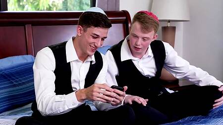 Зрелые подруги лижут киски и дают еврейским парням