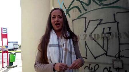 Деньги помогают развести красотку на секс за остановкой