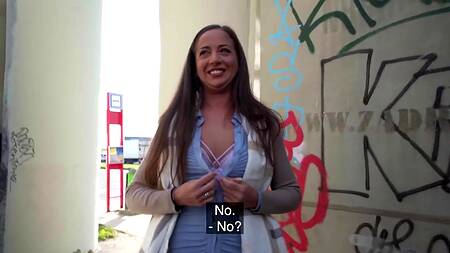 Деньги помогают развести красотку на секс за остановкой