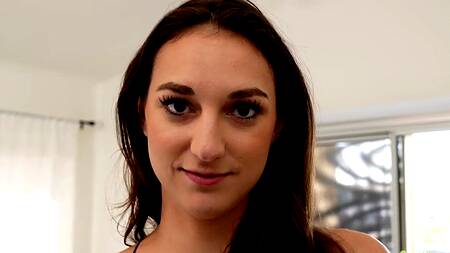 Сводная сестра хочет чтобы брат увидел её киску