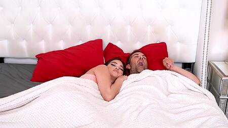 Мужик делит свою новую жену вместе с сыном, трахая её в два члена