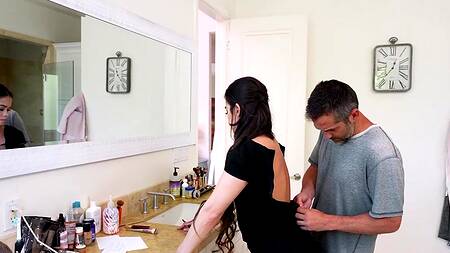 Мужик делит свою новую жену вместе с сыном, трахая её в два члена