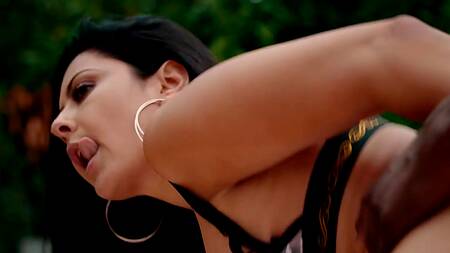 Зрелая Mariska X у бассейна кончает от черного хуя