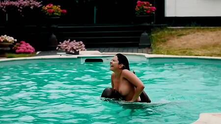 Зрелая Mariska X у бассейна кончает от черного хуя