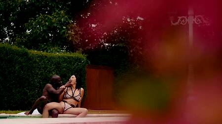 Зрелая Mariska X у бассейна кончает от черного хуя