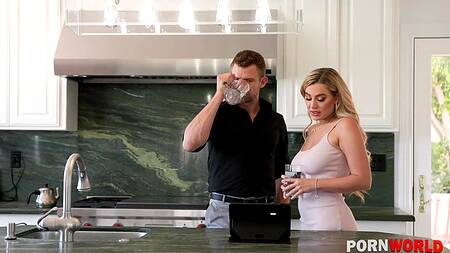 Blake Blossom своим ротиком отвлекает мужа на от работы