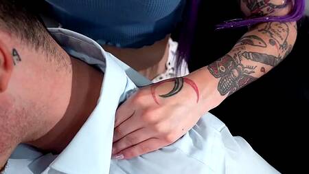 Татуированной неформалке захотелось жаркого секса