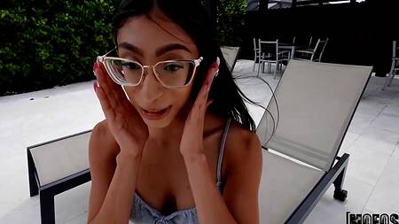 Лысый мужик на весу трахает миниатюрную азиатку в очках