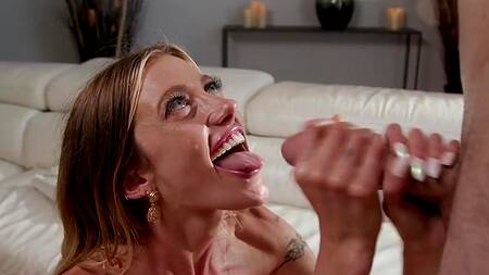 Мачеха завязывает пасынку глаза и отдается в попку