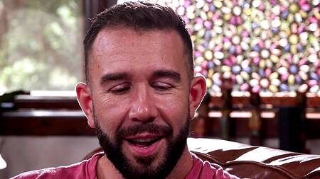 Стройная Angelina Moon показывает киску и соблазняет на секс