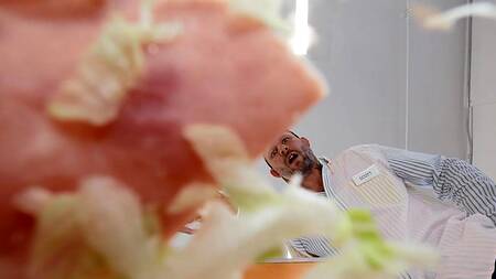 Jazz Jizzes приходит за хот-догом, но ебется с мужиком