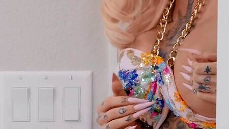 Сучка с татухами на лице кончает от черного хуя