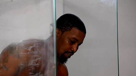 Сучка с татухами на лице кончает от черного хуя