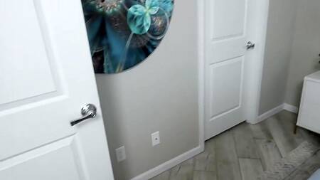 Сводная сестра в купальнике соблазняет на секс