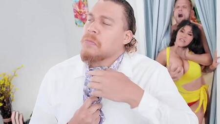 Зрелая азиатка Tokyo Lynn дрочит хуй сиськами во время жесткий ебли