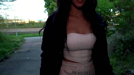 Показала попку под мостом и дала пикаперу