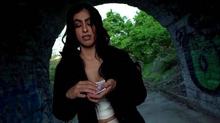 Показала попку под мостом и дала пикаперу