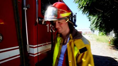 Angela White подалась в пожарные и ебется возле машины