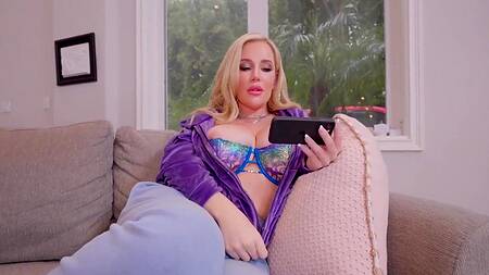 Просмотр порно подталкивает Savannah Bond к двойному проникновению