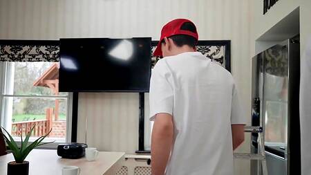 Парни отвлекаются от ремонта и в два члена ебут Louise Lee