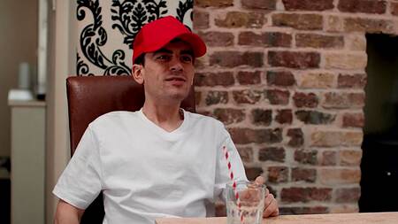 Парни отвлекаются от ремонта и в два члена ебут Louise Lee