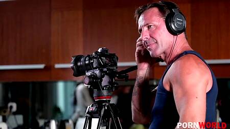 Ведущая кулинарного шоу ебется с напарником и оператором