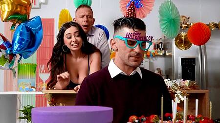 Поздравил друга с днем рождения и отжарил его жену в жопу