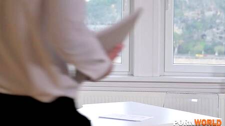 Худая студентка Missy Luv наслаждается толстым членом однокурсника